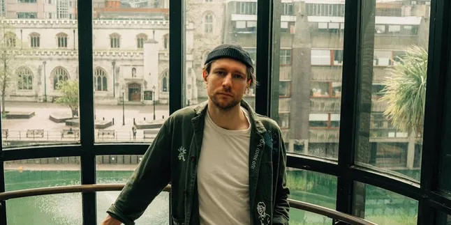 The Meaning and Significance of the Song Novo Amor - colourway, Someone Trapped in a Relationship Full of Uncertainty