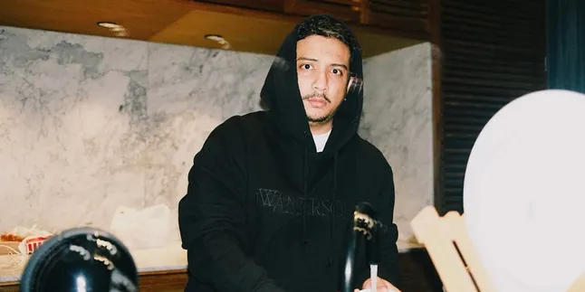 The Meaning and Significance of Sal Priadi's Song - I'd like to watch you sleeping, Deep and Sincere Love