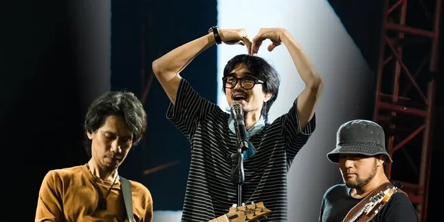 The Meaning and Significance of the Song Sephia Tells About Infidelity and Unforgettable Memories