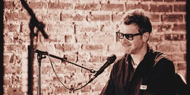 Meaning of the Song - Howie Day, Tells about Deception and Emotional Exhaustion in Relationships