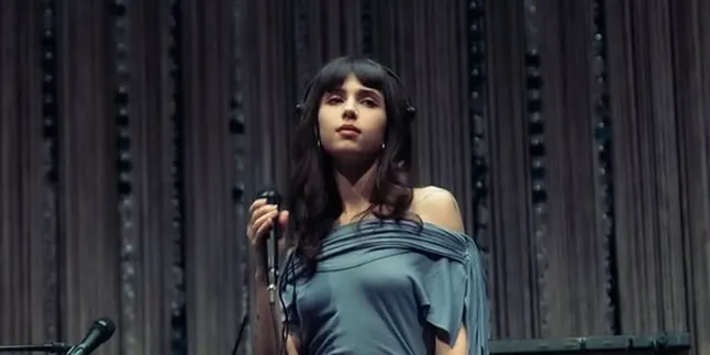 Arti Makna Lagu Sofia - Clairo, Kisahkan tentang Cinta yang Terasa Terlarang