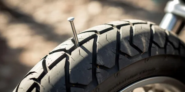 Arti Mimpi Ban Motor Kena Paku: Makna dan Tafsir Lengkap