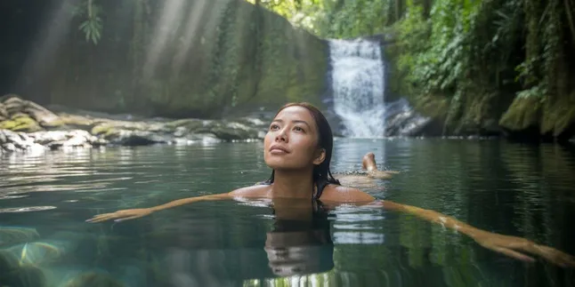 Arti Mimpi Berenang di Air Dangkal, Air Terjun, Air Jernih: Makna dan Tafsir Lengkap