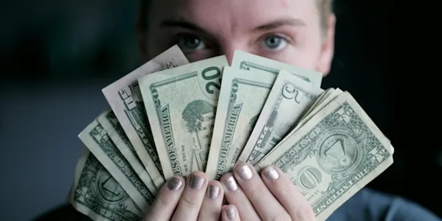 Meaning of Dreaming of Being Given Money: A Sign of Fortune or a Warning?