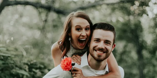 Arti Mimpi Digendong Belakang oleh Pria: Makna dan Simbolisme