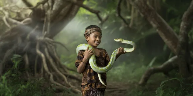 Arti Mimpi Dilempar Ular Sama Anak Kecil: Makna dan Pertanda Spiritual