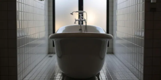 Arti Mimpi Melihat Mayat di Kamar Mandi: Makna dan Tafsir Lengkap