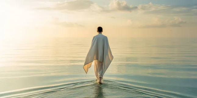 Arti Mimpi Melihat Orang Berjalan di Atas Air Laut: Tafsir Psikologi, Spiritual, dan Primbon Jawa