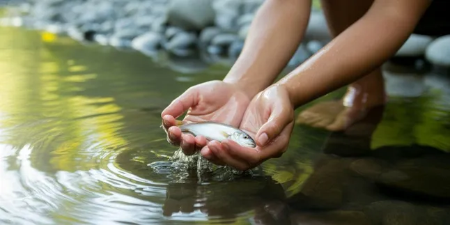 Arti Mimpi Menangkap Ikan di Air Jernih: Makna dan Tafsir Lengkap