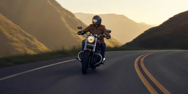 Arti Mimpi Naik Motor di Turunan: Simbol Perjalanan Hidup dan Transformasi Diri