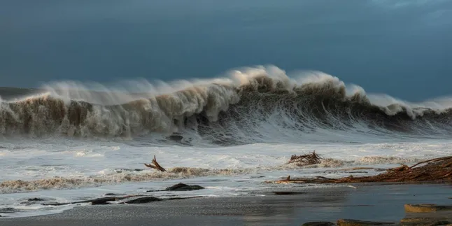 Arti Mimpi Terseret Tsunami: Makna dan Tafsir Lengkap