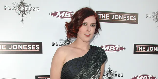 Artis Tenar, Tapi Kok Rumer Willis Pakai Baju Compang-Camping? Artis Tenar, Tapi Kok Rumer Willis Pakai Baju Compang-Camping?