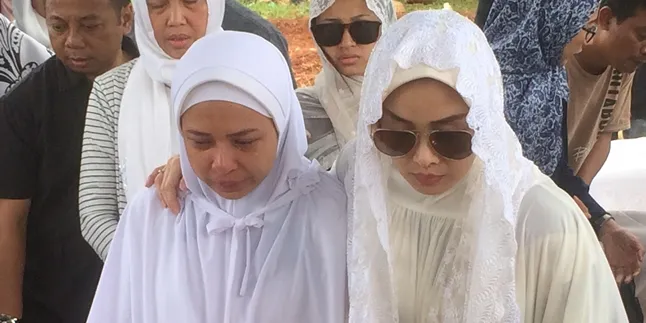 Artis Terry Putri Berderai Air Mata Makamkan Ibunda