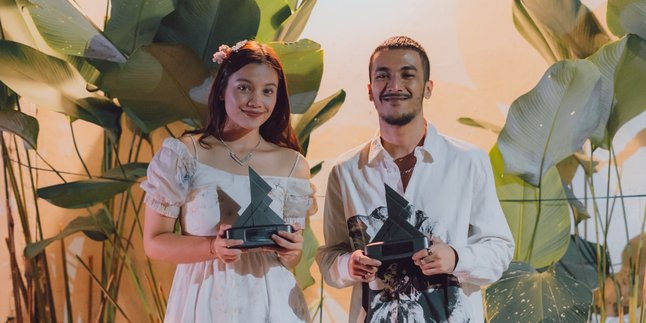 Aruma dan Aziz Hedra Sabet Piala di Bandung Music Awards 2023