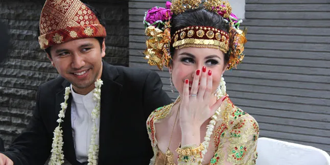 Arumi Bachsin - Emil Dardak Lamaran Setelah 2 Tahun Pacaran