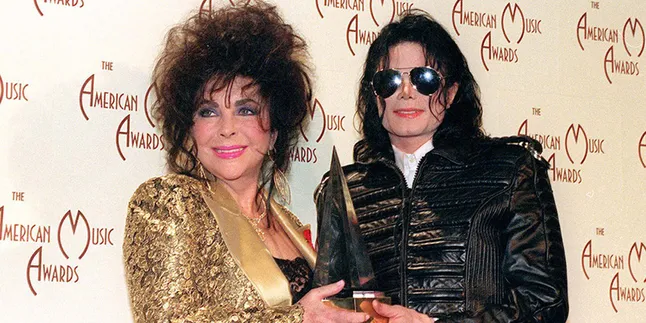 Arwah Michael Jackson 'Kunjungi' Sang Ayah Tiap Malam Arwah Michael Jackson 'Kunjungi' Sang Ayah Tiap Malam
