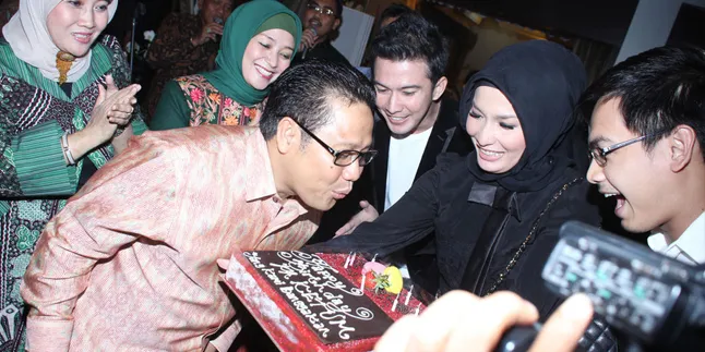 Arzetti Bilbina Bawa Kue Ultah Untuk Muhaimin Iskandar