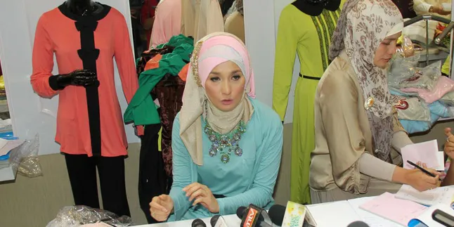 Arzetti Bilbina Lebih Fashionable Dengan Hijab Arzetti Bilbina Lebih Fashionable Dengan Hijab