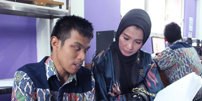 Arzetti Bilbina Nangis Saat Penyandang Tuna Netra Minta Dibuatkan Lift Arzetti Bilbina Nangis Saat Penyandang Tuna Netra Minta Dibuatkan Lift