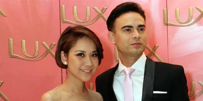 Ashraf Sinclair Tampil Super Ganteng di Pernikahan Intan Ayu