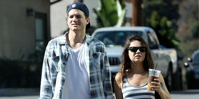 Ashton Kutcher dan Mila Kunis Tampil Mesra di Roma!