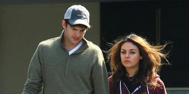 Ashton Kutcher - Mila Kunis Ketahuan Ciuman di Depan Umum?