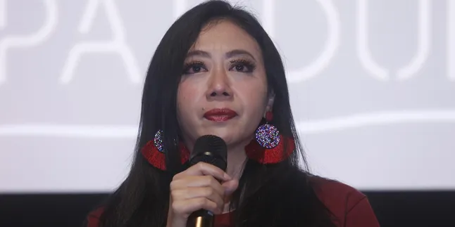 Asri Welas Bercerita Tentang Anaknya yang Idap Katarak Kongenital Asri Welas Bercerita Tentang Anaknya yang Idap Katarak Kongenital