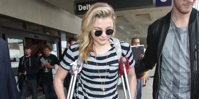 Astaga, Chloe Moretz Nyaris Ditabrak Taksi Manhattan!