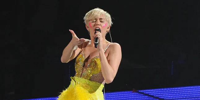 Astaga, Miley Cyrus Pasang Kemaluan Pria Tuk Gantikan Hidungnya