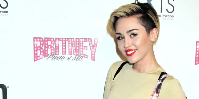 Astaga, Miley Cyrus Twerking di Depan Penari Topless!