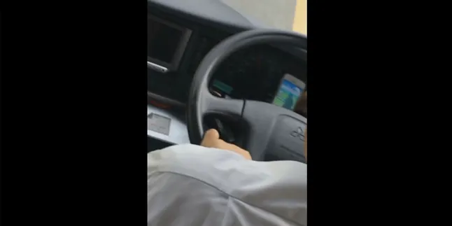 Astaga, Pria Jepang Ini Main Pokemon Go Sambil Menyetir Mobil! Astaga, Pria Jepang Ini Main Pokemon Go Sambil Menyetir Mobil!