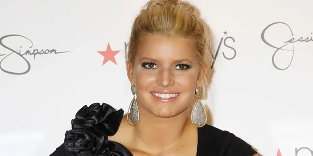 Asyik Belanja, Jessica Simpson Pamer Cleavage