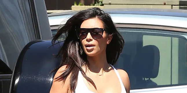 Asyik Jalan, Kim Kardashian Mendadak Didorong Jatuh