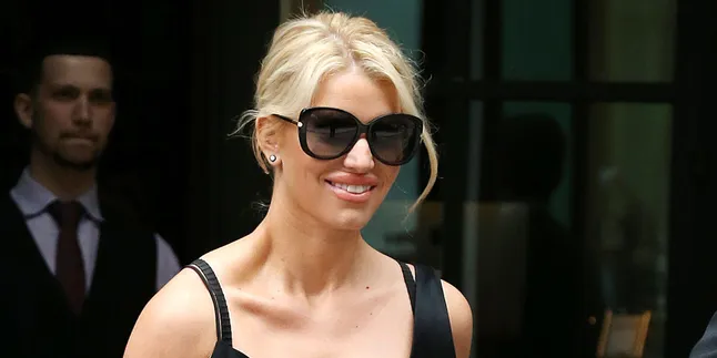 Asyik Main Golf, Bola Jessica Simpson 'Dicuri' Anaknya Sendiri