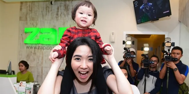 Asyik Main Lipstik, Muka Baby Gempi Jadi Belepotan Asyik Main Lipstik, Muka Baby Gempi Jadi Belepotan