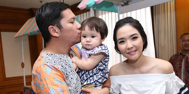Asyik Makan Semangka, Ekspresi Baby Gempi Lucu Bikin Gemas!