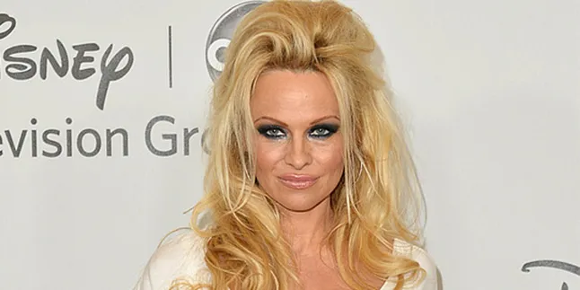 Gaun Pamela Anderson Tak Mampu Menampung Dadanya
