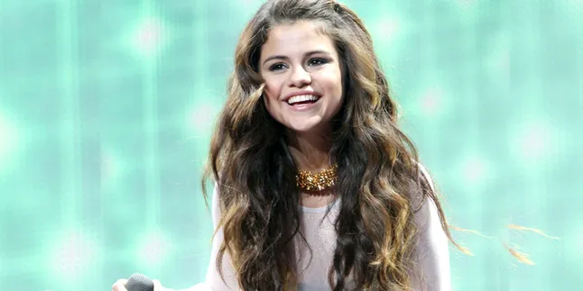 Asyik, Selena Gomez Rilis Single Akustik 'Hold On'