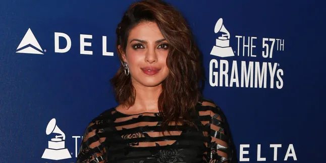 Asyik Selfie, Priyanka Chopra Dihujat Egois Pada Salman Khan Asyik Selfie, Priyanka Chopra Dihujat Egois Pada Salman Khan