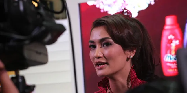 Atiqah Hasiholan Bangga Pakai Gaun Anna Avantie