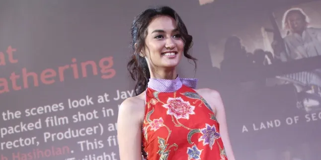 Atiqah Hasiholan Cantik Dengan Halterneck Backless