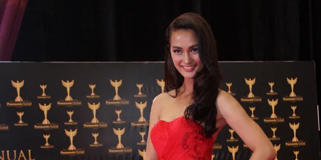 Atiqah Hasiholan Dimandikan Mickey Rourke di Film 'JAVA HEAT'