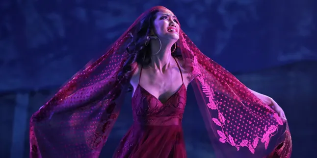 Atiqah Hasiholan Ingin Alih Profesi Sebagai Penyanyi Dangdut?