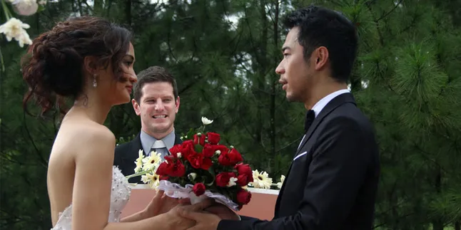 Atiqah Hasiholan Menikah Dengan Sandy Thema?