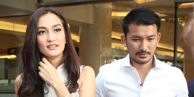 Atiqah Hasiholan - Rio Dewanto Gelar Pernikahan Romantis di Pantai Atiqah Hasiholan - Rio Dewanto Gelar Pernikahan Romantis di Pantai