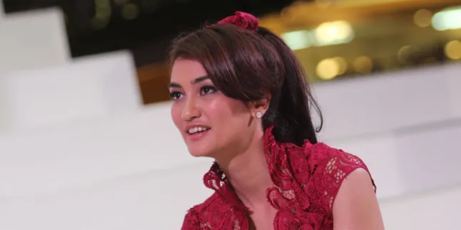 Atiqah Hasiholan: Siapa Bilang Kebaya Kampungan?