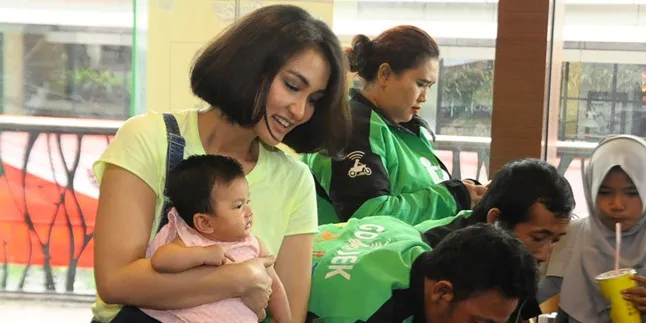 Atiqah Hasiholan Siapkan Investasi Untuk Pendidikan Anak Dari Sekarang