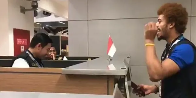 Atlet Irak Ini Nyanyikan Indonesia Raya & Puji Petugas Imigrasi