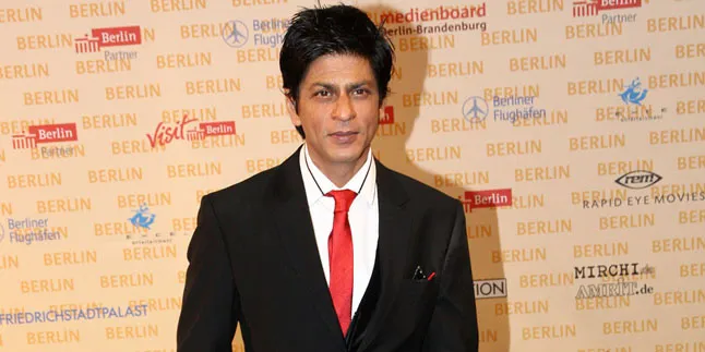 Atletis Abis! Saat Shahrukh Khan Berdiri Terbalik di Pasir Hitam