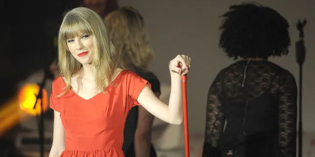 [Audio] Taylor Swift Rilis Lagu Cinta 'Sweeter Than Fiction'